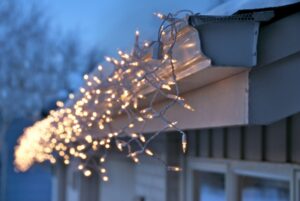 holiday-lights-on-gutter